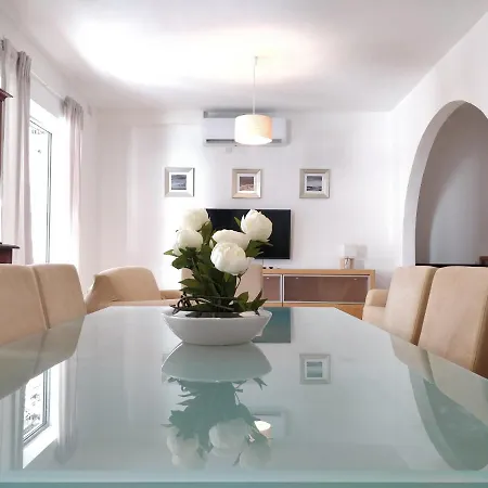 Large Close To Rocky Mcre1-1